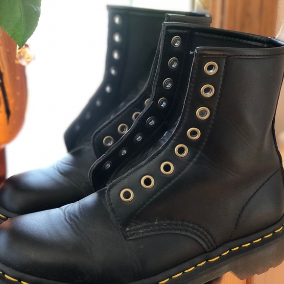 Dr. Martens Shoes - DOC MARTENS Black Boots Classic  🖤